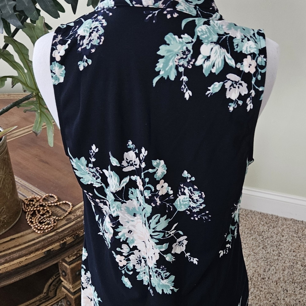 NWOT Ann Taylor Women's Dark Blue Floral Sleeveless V-neck Tank - Picture 3 of 6